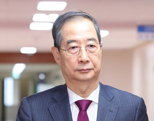 한덕수 대통령 권한대행 겸 국무총리가 지난 4월14일 정부서울청사에서 국무회의에 입장하고 있다. <연합뉴스>